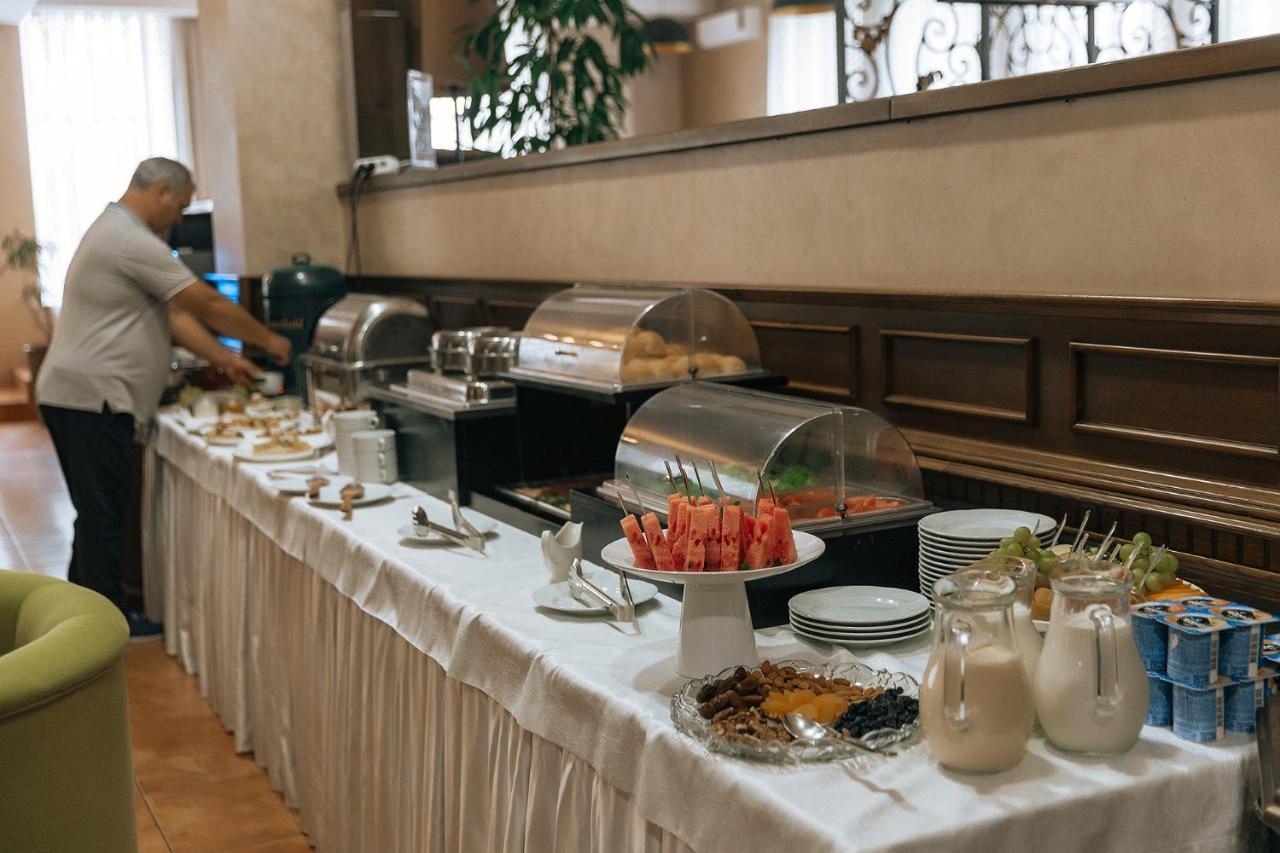 Medeu Hotel Kostanay Ngoại thất bức ảnh